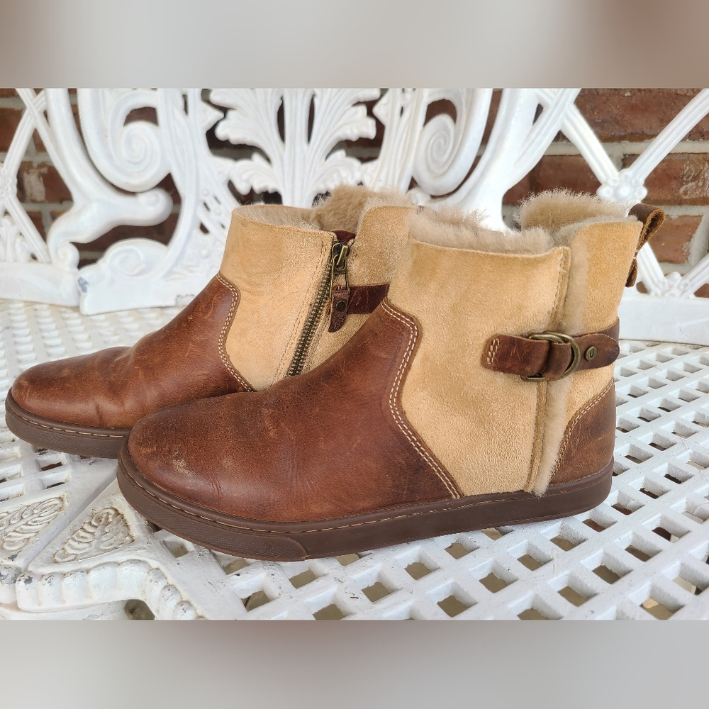 OluKai Pehuea Hulu Leather Wool Shearling Lined Bootie in Golden Sand Size 7.5